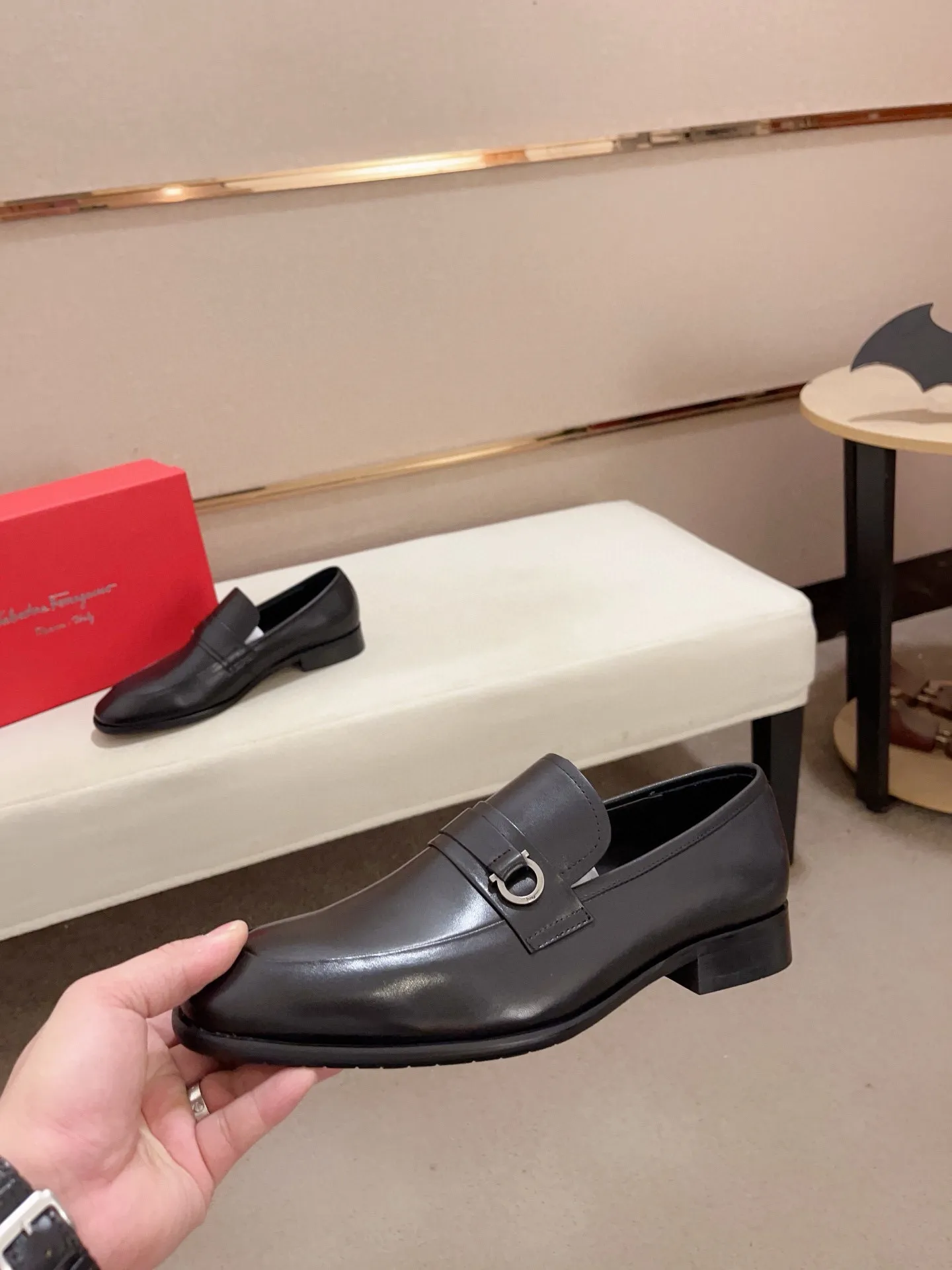Men's shoes💰: 540💰 High version Ferragamo quality! 🆕🆕Exclusive hot-selling products in stock🔥🔥New products on the shelves, high-quality shoes, high-end driving shoes, with complete packaging! 💪 💪 Material: imported patented cowhide 🐂 + imported high-quality water-dyed cowhide lining + wear-resistant outsole 👍🏻👍🏻 Features: high-end and comfortable, purely handmade 🚀 🚀 Create the perfect shoes that suit you best 🔥 🔥 Size: (38-44) Can be customized 45 non-returnable!